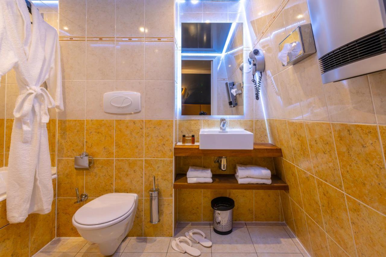 Deluxe Queen Room Access to swimming pool or fitness